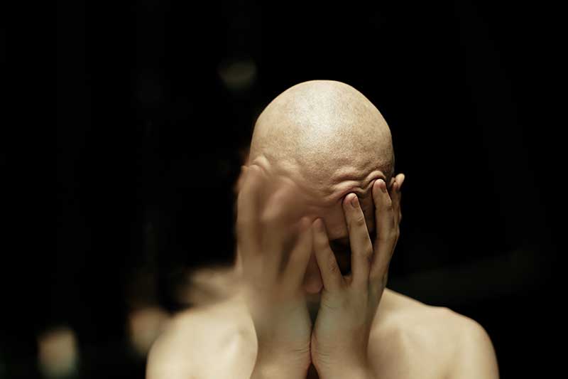 avergonzado y aliviado